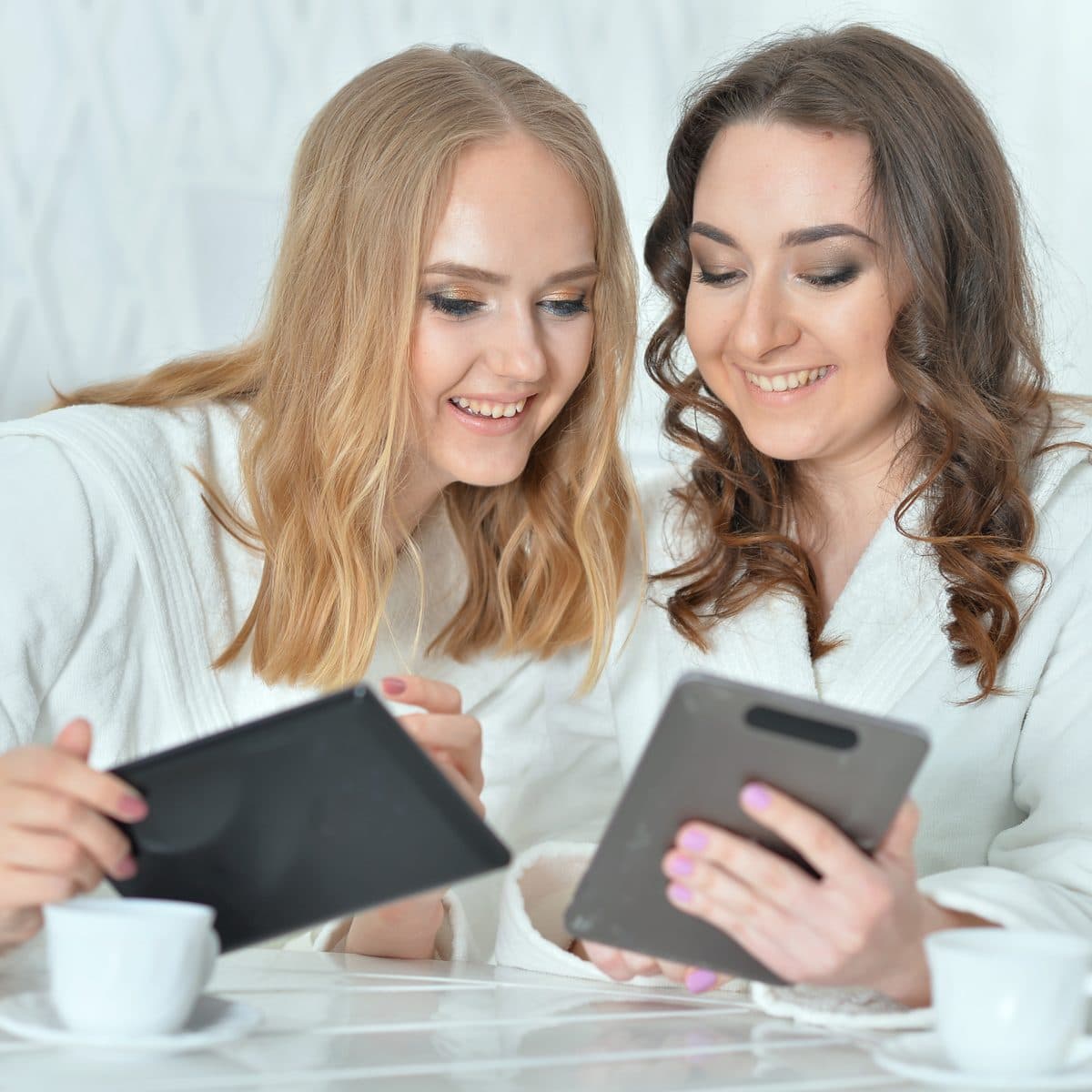 Equipe reunida olhando os resultados no tablet