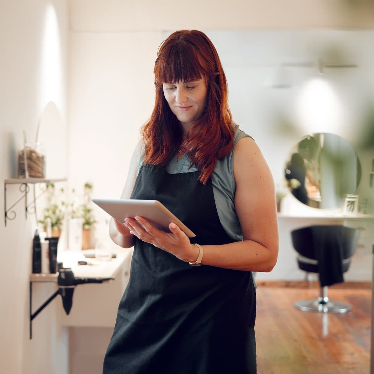 Dona do salão acompanhando os números no tablet